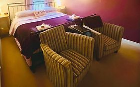 Modern Ground Floor Apartment With Free Parking Very Near Centre